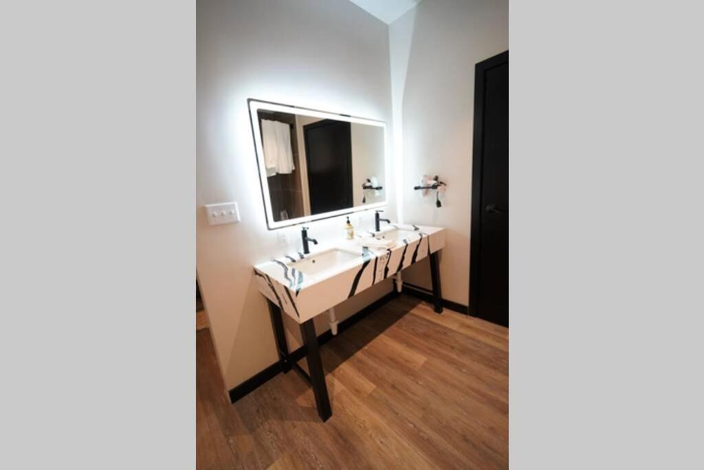 3E *New* Huge! Spacious 3 Bedroom In Oakland That Sleeps 12! Pittsburgh Extérieur photo